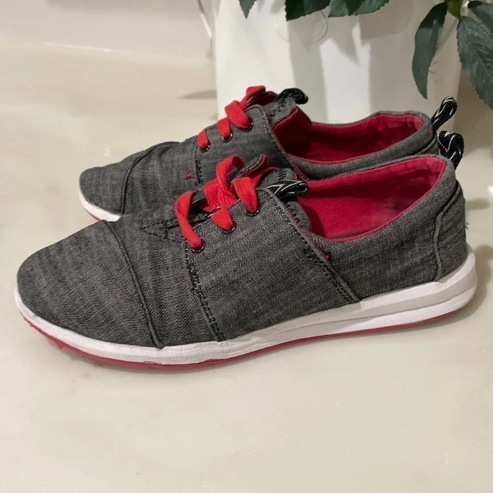 Toms kids  size 4 lace up great condition